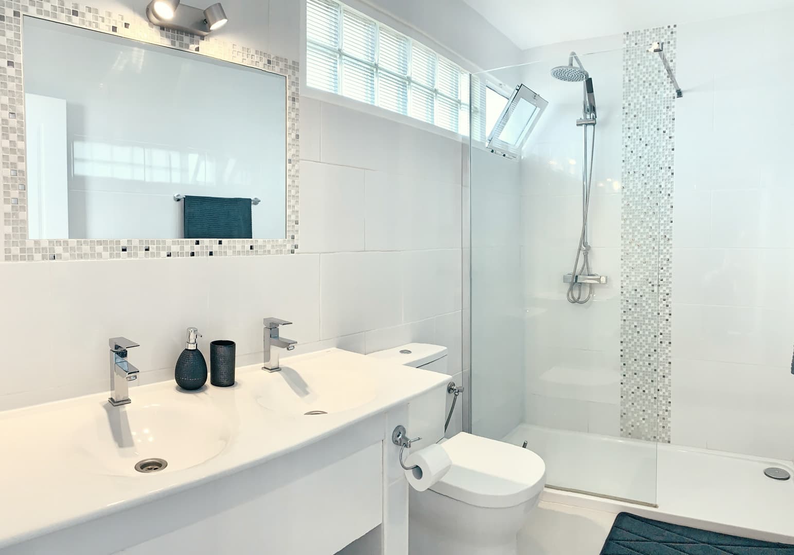 Modern bathroom at Casa Nola apartment, Corralejo